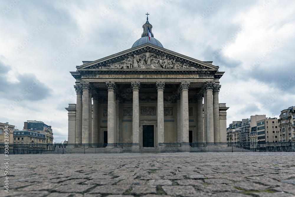 Frontal view of the Pantheon of the city of Paris