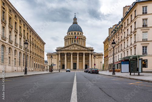 Frontal view of the Pantheon of the city of Paris