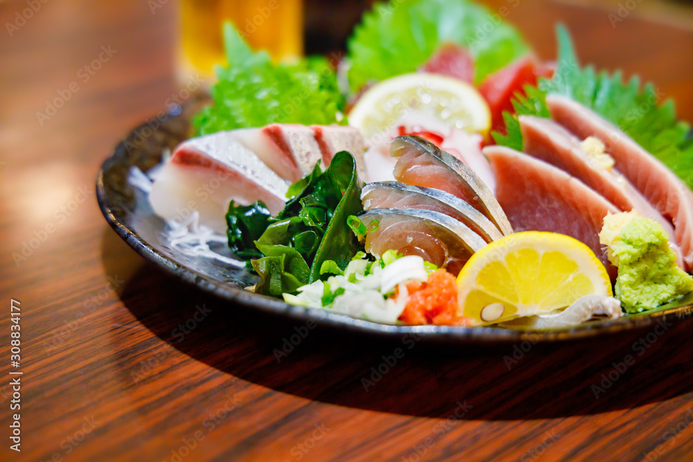 刺身の盛り合わせとビール 刺身の盛り合わせとビール