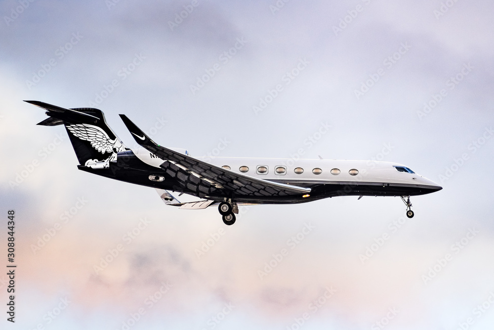 Dec 6, 2019 San Jose / CA / USA - N1KE Gulfstream 650 private airplane  owned by Nike, Inc about to land in Silicon Valley Stock Photo | Adobe Stock