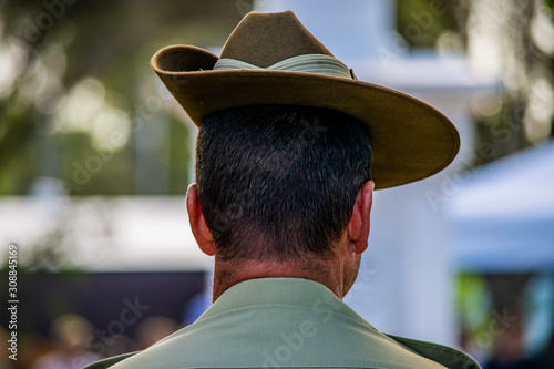 Foto Close-up of Australian Army soldier wearing khaki Slouch Hat uniform during ANZA