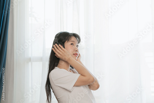 asian young woman listen to the music at home © xxxstudio