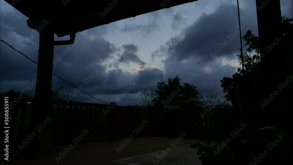 Time lapse del anochecer desde un porche de una casa