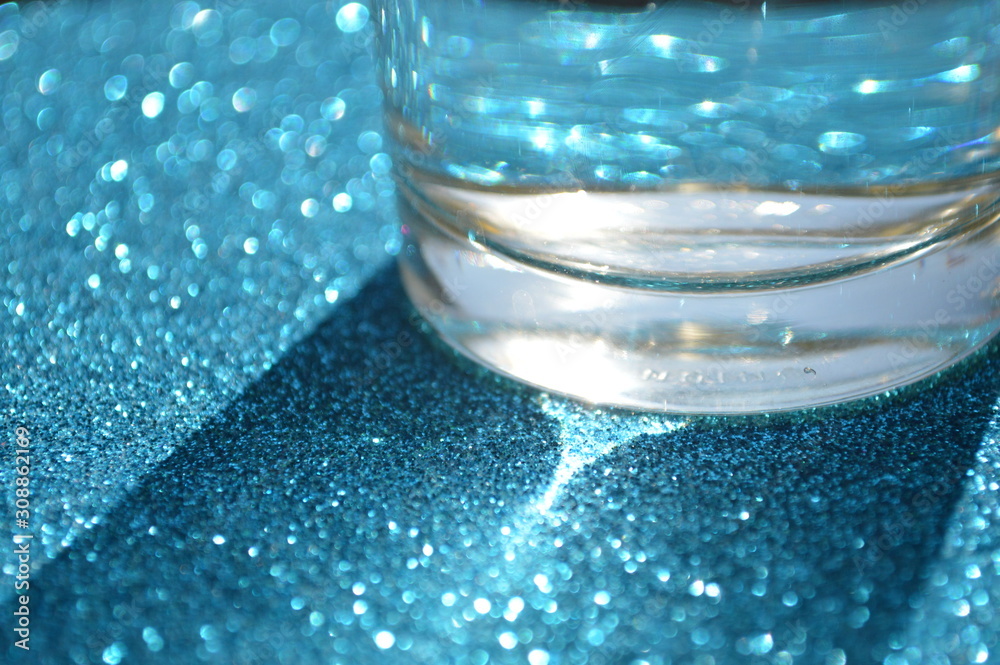 The surface pattern of the glittering sheet is the color that reflects the light of the sun and the water in the glass. The surface pattern of the glittering sheet is the color that reflects the light of the sun and the water in the glass.