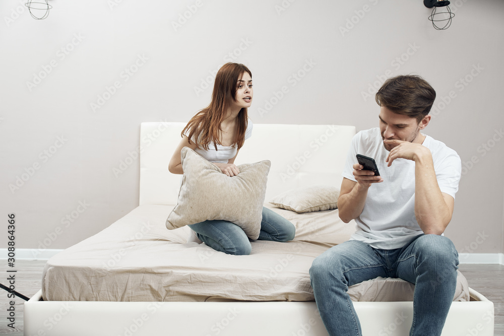 Obraz premium young couple sitting on sofa