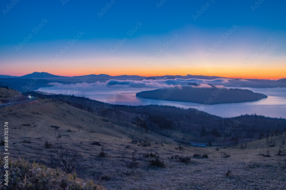 早朝の美幌峠。夜明けの空のグラデーションと屈斜路湖。