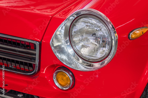 自動車のヘッドライト　Headlight of the car