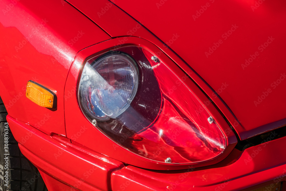 自動車のヘッドライト　Headlight of the car