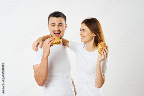 young couple eating an apple