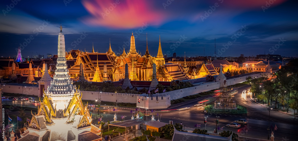Naklejka premium Wielki pałac i Wat phra Keaw o zachodzie słońca