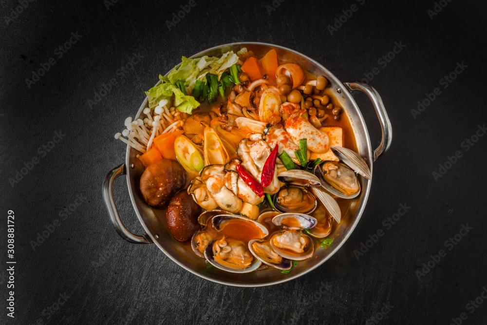 韓国料理チゲ　typical Korean seafood hot pot (Jjigae) - obrazy, fototapety, plakaty 
