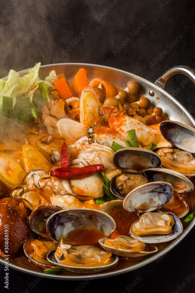 韓国料理チゲ typical Korean seafood hot pot (Jjigae) 韓国料理チゲ typical Korean seafood hot pot (Jjigae)