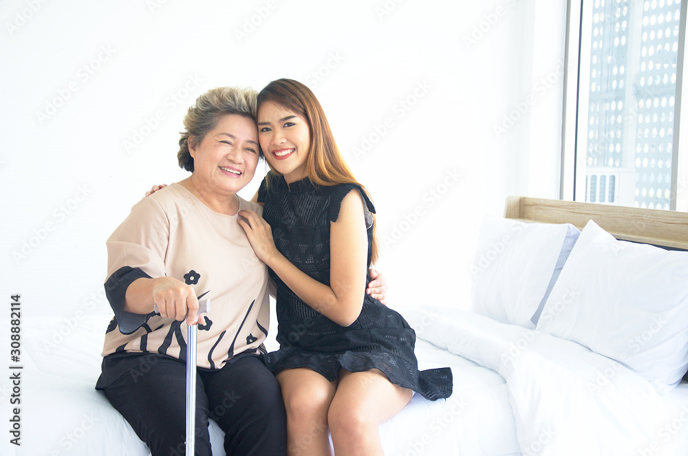 The daughter takes care of the mother with care The daughter takes care of the mother with care