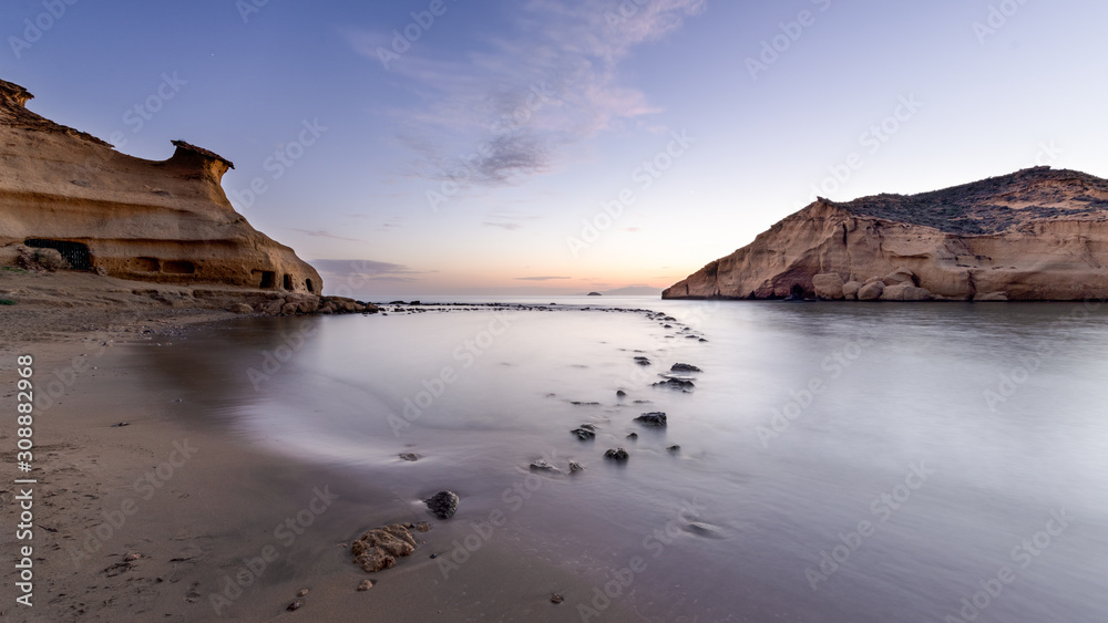 Playa de Los Cocedores, también conocida como playa cerrada, situada en el límite entre Murcia y Almería