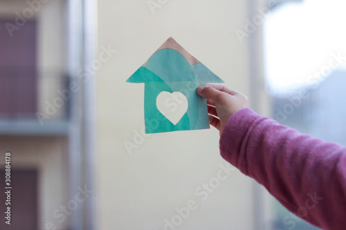 Casa verde de papel, sujetado de una mano