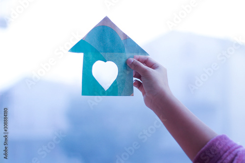 Casa verde de papel, sujetado de una mano