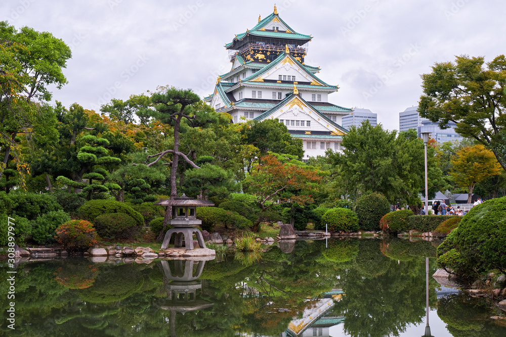 Fototapeta premium Tradycyjny japoński ogród na wewnętrznym dziedzińcu zamku w Osace. Japonia