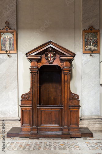 antiguo confesionario de madera dentro de la iglesia