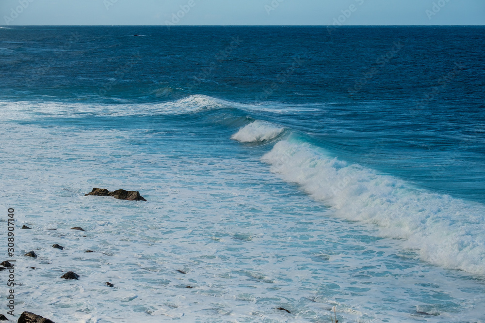 Fototapeta premium waves crashing on rocks