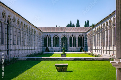 Foto View from gallery on internal garden, Camposanto Monumentale di Pisa