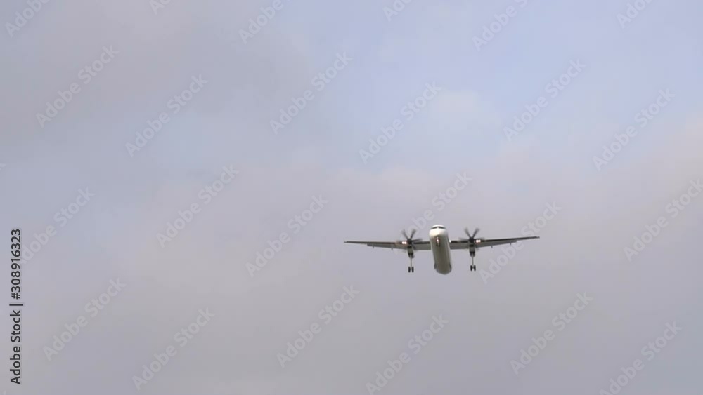 Airplane about to land (Slow motion) Airplane about to land (Slow motion)
