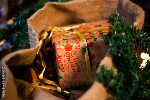Geschenkbox Weihnachten Bescherung Weihnachtsmann photo