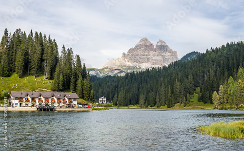Jezioro Misurina w południowym Tyrolu. Krajobraz Dolomitów.