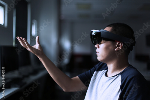 Enter Virtual Reality world with HoloLens 1 glasses no effect in the lab