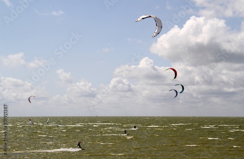 Kitesurfer auf dem Meer im Sommerwind