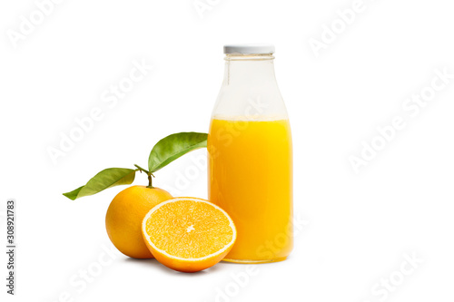 Botella con zumo de naranja y naranja cortada por la mitad sobre fondo blanco aislado. Vista de frente. Copy space