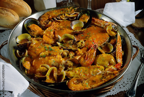фотографія Paella con una Zarzuela  de Marisco