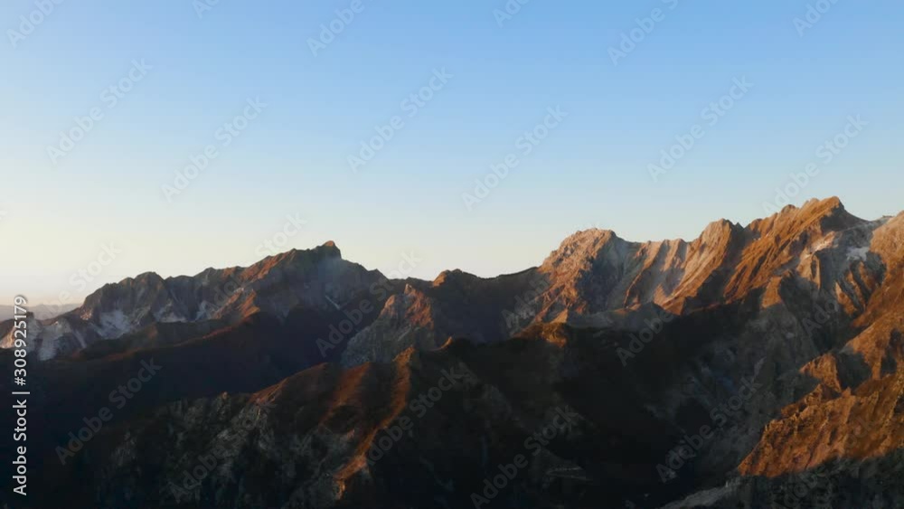 Cave di marmo di Carrara, vista aerea. Cave di marmo di Carrara, vista aerea.