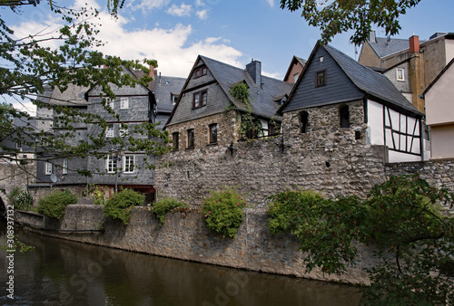 Häuser am Fluss Lahn in der Altstadt von Wetzlar in Hessen, Deutschland 