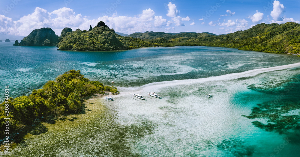 Φωτογραφία Aerial view of sandbar with turquoise sea shallow water on tropical Vigan Snake Island