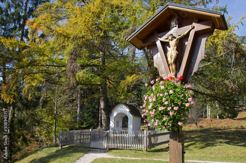 Wegkreuz und Kapelle am Kramerplateauweg oberhalb Garmisch-Partenkirchen