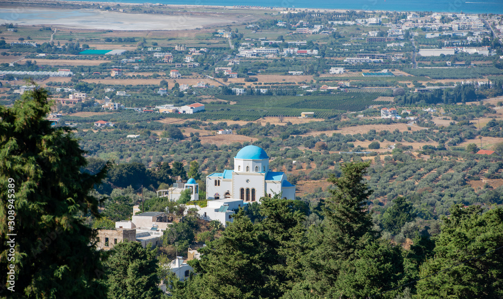 Zia und eine blau weiße Dorfkirche vor dem türkischen Festland im Norden auf der Insel Kos Griechenland