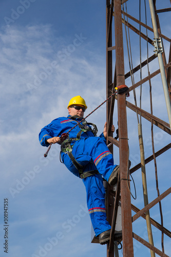 Labor prepares safety belt to work on lamppost
