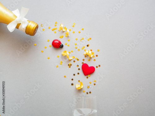 Canvas Print Champagner Flasche mit einem Glas, rotem Herzen und goldenen Konfetti auf einem