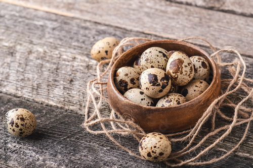 Stampa su tela Quail eggs in wooden bowl.
