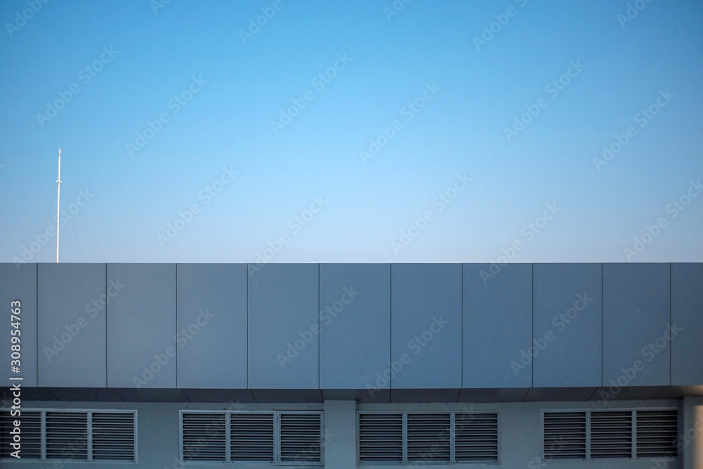 Obraz premium roof of building against blue sky copy space for text