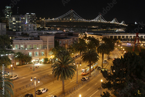 San Francisco mit Bay Bridge bei Nacht