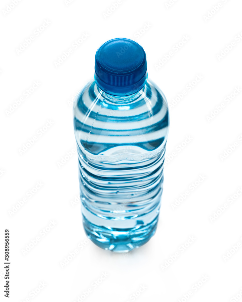 Plastikowa butelka z wodą na białym tle - obrazy, fototapety, plakaty 