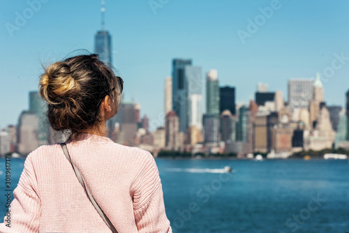 Photography Woman in pink sweater posing on the background of New York city