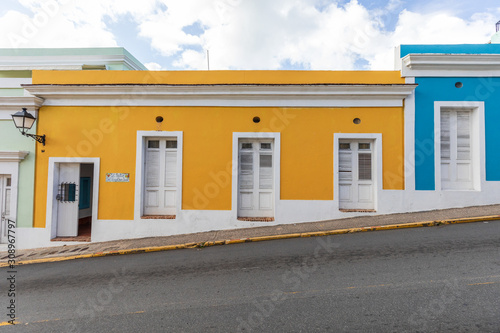 Fototapeta Naklejka Na Ścianę i Meble -  Colorful photo of Old San Juan Street in Puerto Rico.