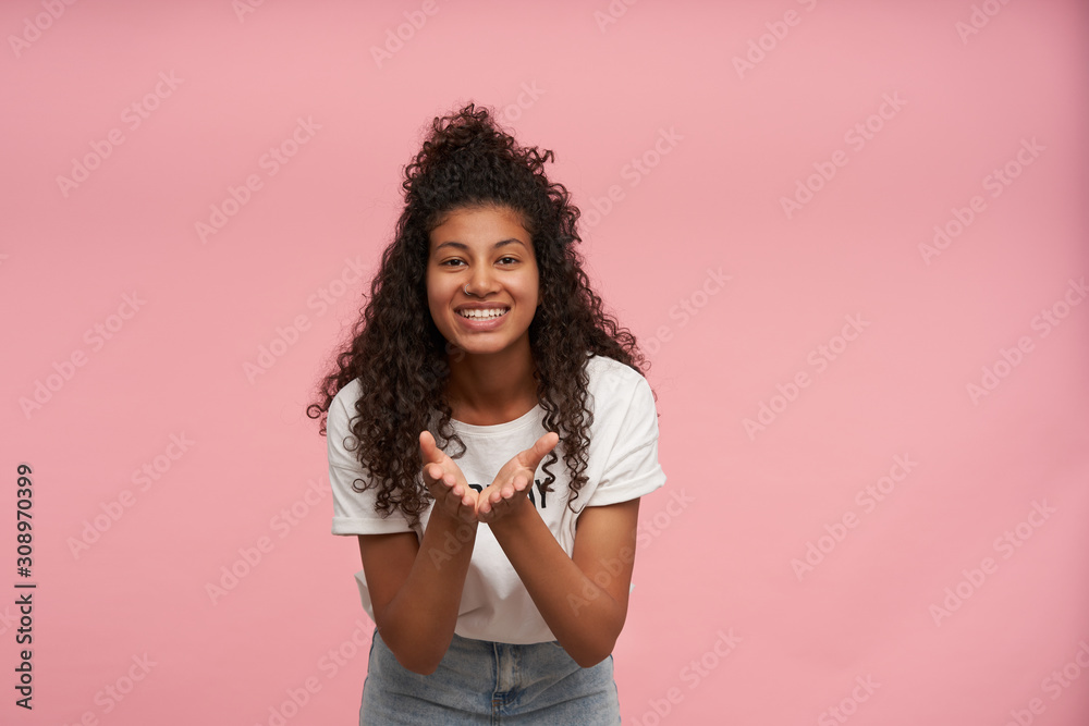 Φωτογραφία Positive attractive young dark skinned brunette woman with long curly hair looki