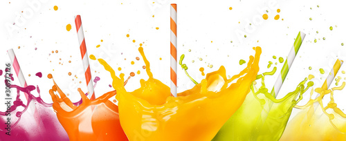 Foto drinking straws in fruit juice splashes set isolated on white