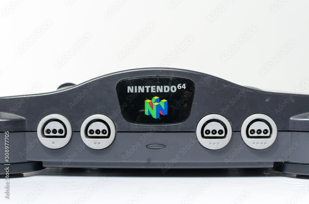 london, england 05/052019 Nintendo n64 Console on a white isolated  background. iconic retro vintage video gaming machine. Japanese technology 64  bit gamers. foto de Stock | Adobe Stock