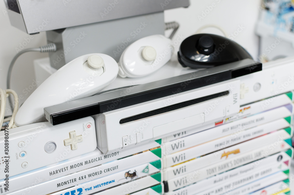 london, england 05/052019 Nintendo wii Console and games on a white  isolated background. iconic retro vintage video gaming machine. Japanese  technology family gaming fun. foto de Stock | Adobe Stock