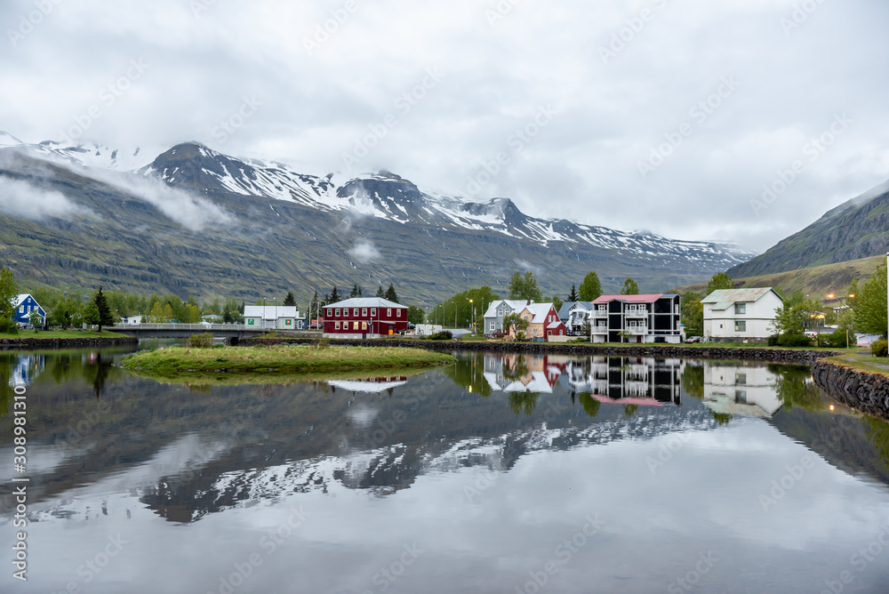 Miasto na Islandii, wioska rybacka, kolorowe domki, białe noce