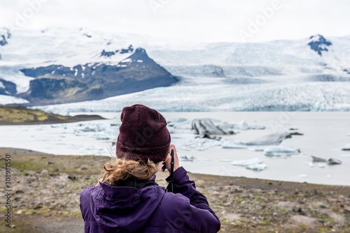 Dziewczyna w czapce na tle lodowca, Islandia